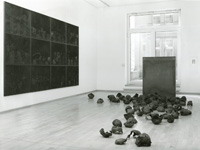 links: schwarze Wand 'Krematorium' 1980-1981 (jetzt Kunstsammlungen Chemnitz)<br>

rechts: Werkgruppe '100 Köpfe' 1984/1985 mit 'Schacht 2/1984' Eisen gebrannt und geschmiedet, Museum für Sepulkralkultur, Kassel     (Foto Arno Hensmanns)