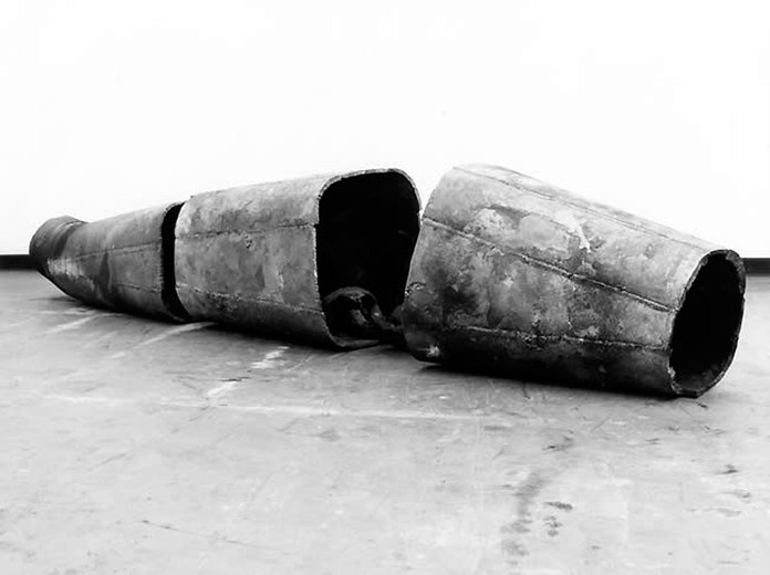 Figur Hülle 8/84, 1984, Eisen, Höhe 45 cm, Länge 215 cm, Breite 45 cm (Neues Museum Nürnberg)