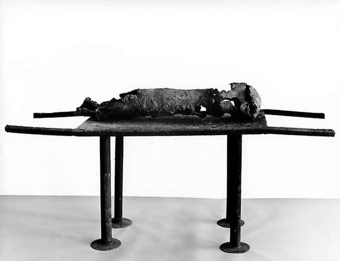 Schlachttisch, 1984, Eisen, Höhe 95 cm, Länge 200 cm, Breite 66 cm (Neues Museum Nürnberg)