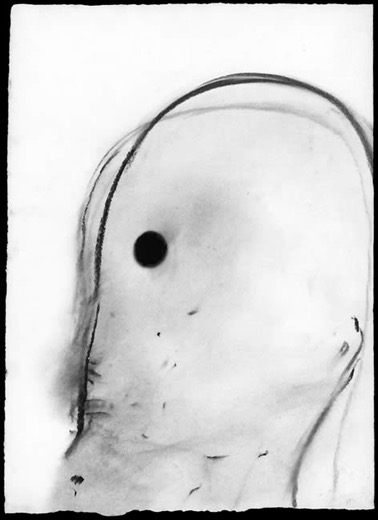 Kopf 3.1.77, 1977, Kohle auf Papier, mit eingebranntem Loch, 39 x 29 cm